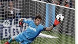 Casillas không nỗ lực cản phá cú sút của Messi?